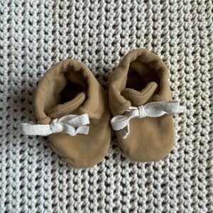 Quincy Mae 0-3 month baby booties